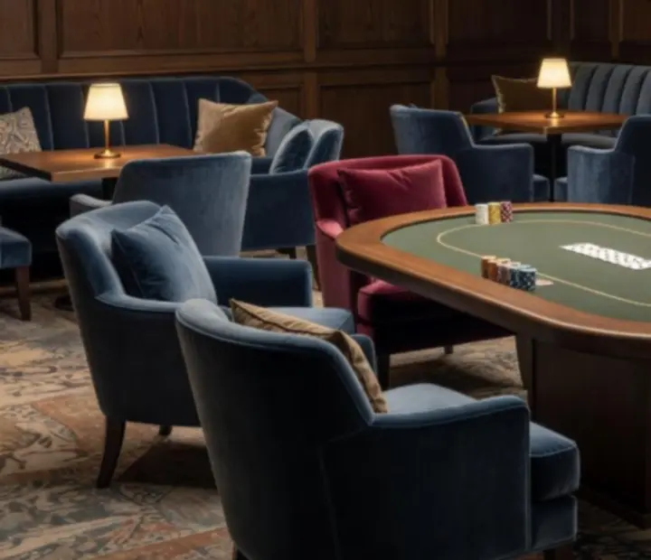 Lounge z miękkimi fotelami i stołami pokerowymi