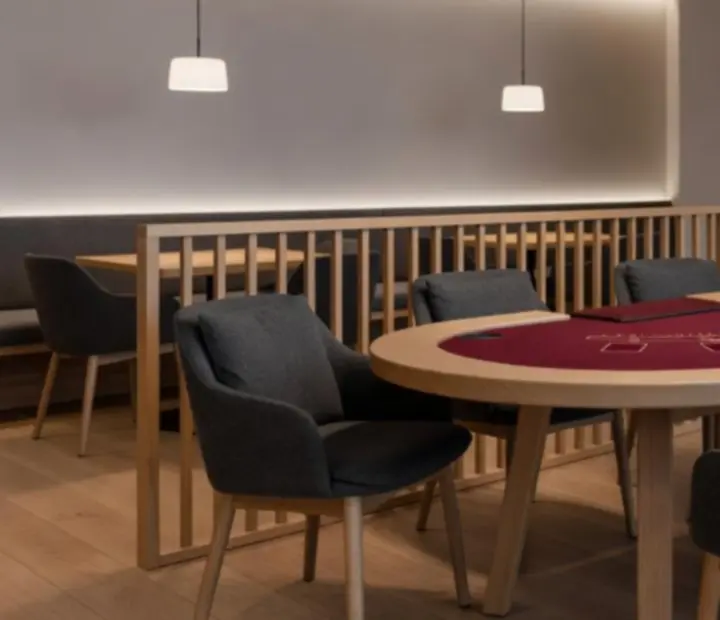 Elegancki stół blackjackowy z akcentami w kolorze burgundu